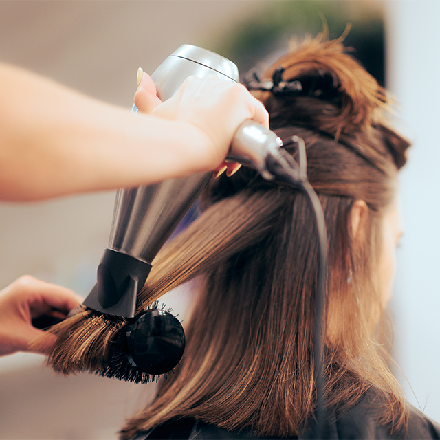 Professionelles Haarstyling beim Friseur